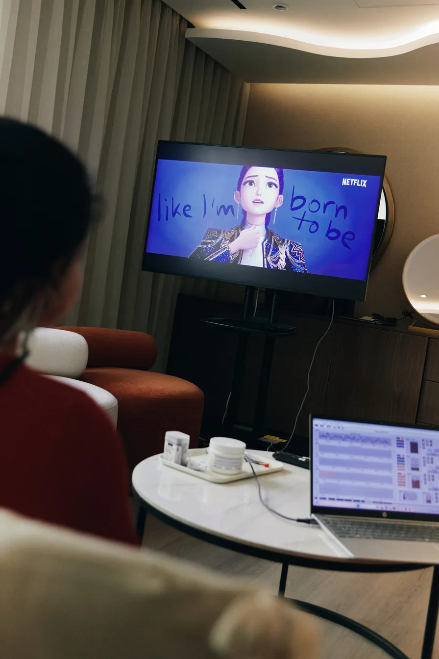 A neurofeedback session with visual feedback and brain activity monitoring
